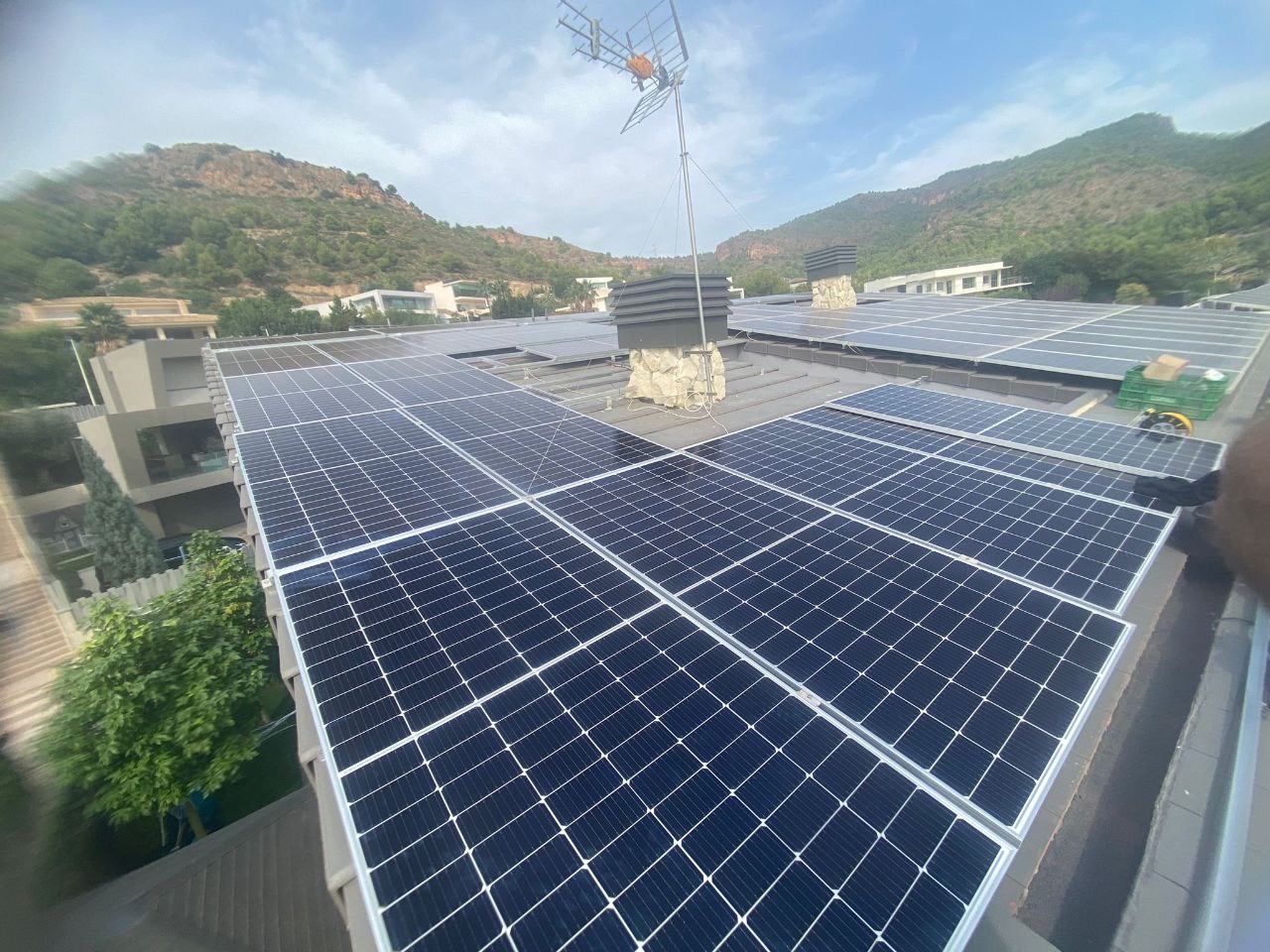 Instalación fotovoltaica con acumulación de energía en urbanización de